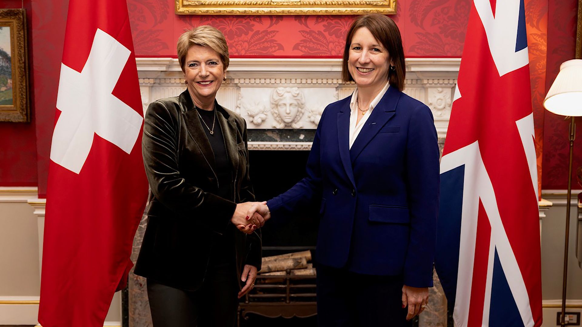 Bundesrätin Karin Keller-Sutter mit Rachel Reeves, Schatzkanzlerin des Vereinigten Königreichs