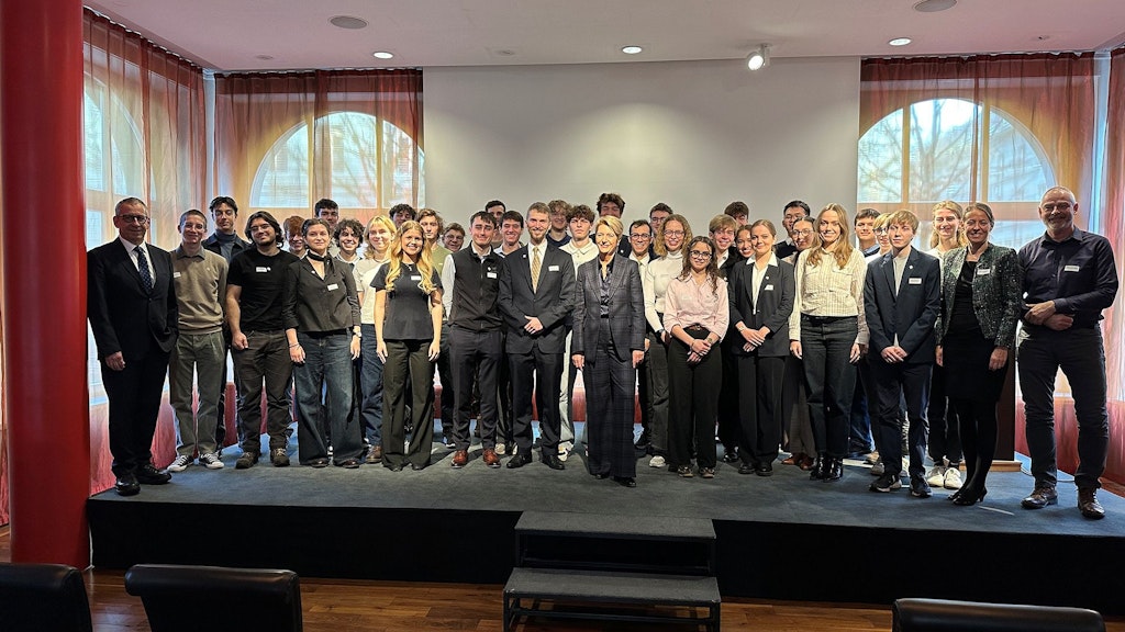 La présidente de la Confédération Karin Keller-Sutter avec les participants à « Science et Jeunesse »