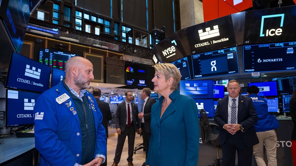 Die Schweizer Bundespräsidentin Karin Keller-Sutter läutet die Eröffnungsglocke der New Yorker Börse