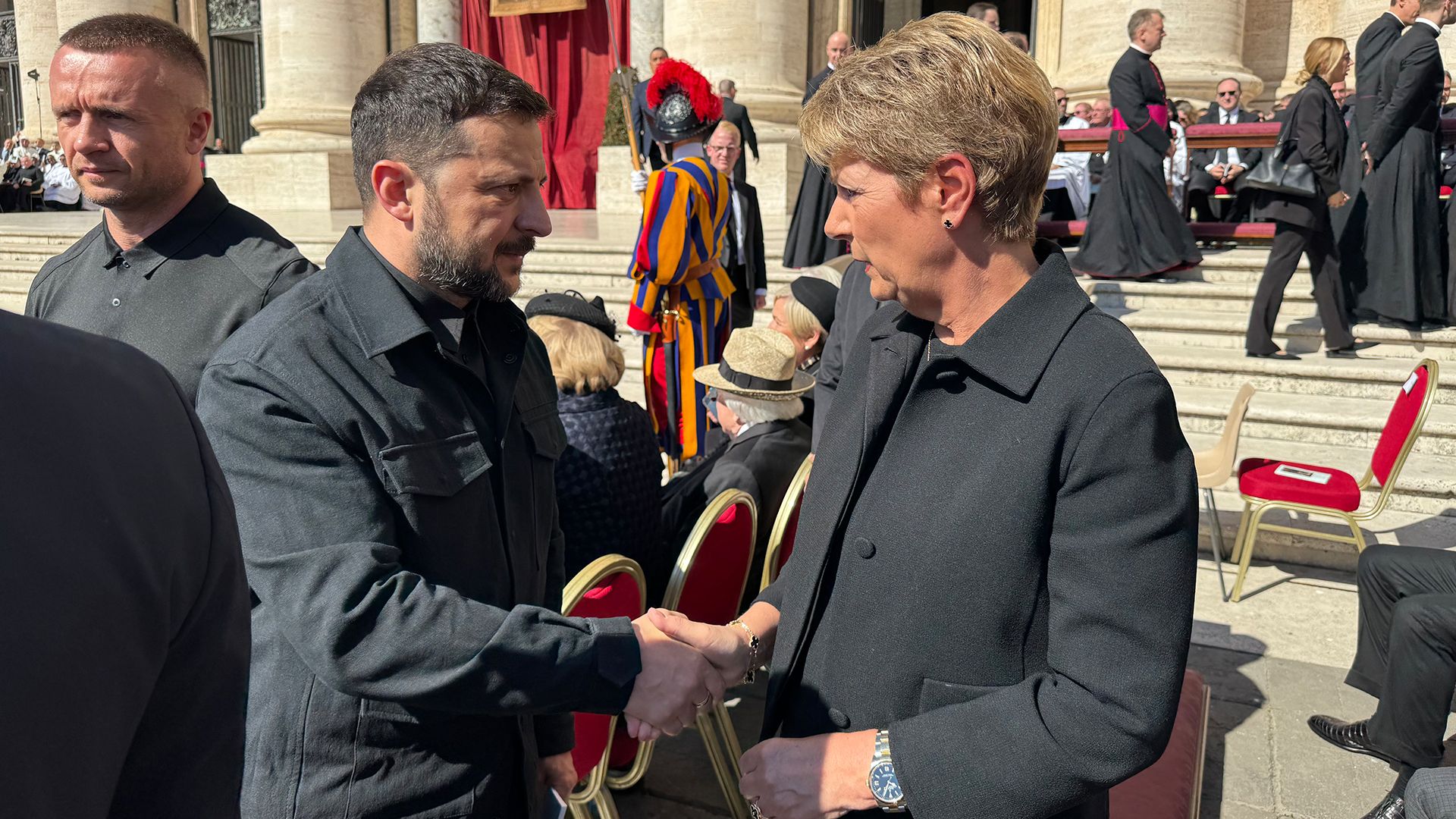 Die Bundespräsidentin Karin Keller-Sutter mit dem ukrainischen Präsidenten Wolodymyr Selenskyj