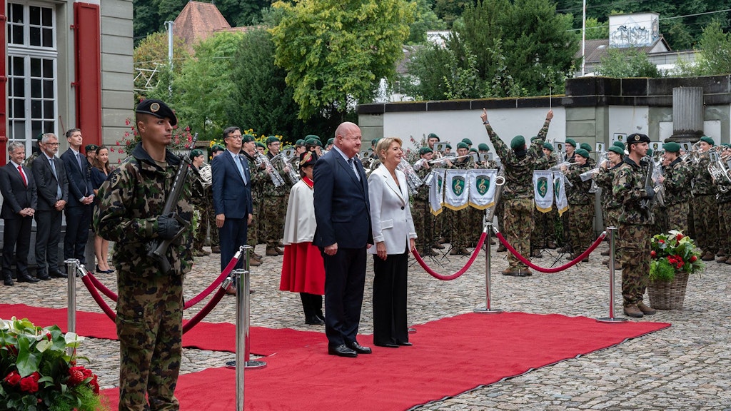 Die schweizer Bundespraesidentin Karin Keller Sutter empfaengt den oesterreichischen Bundeskanzler Christian Stocker