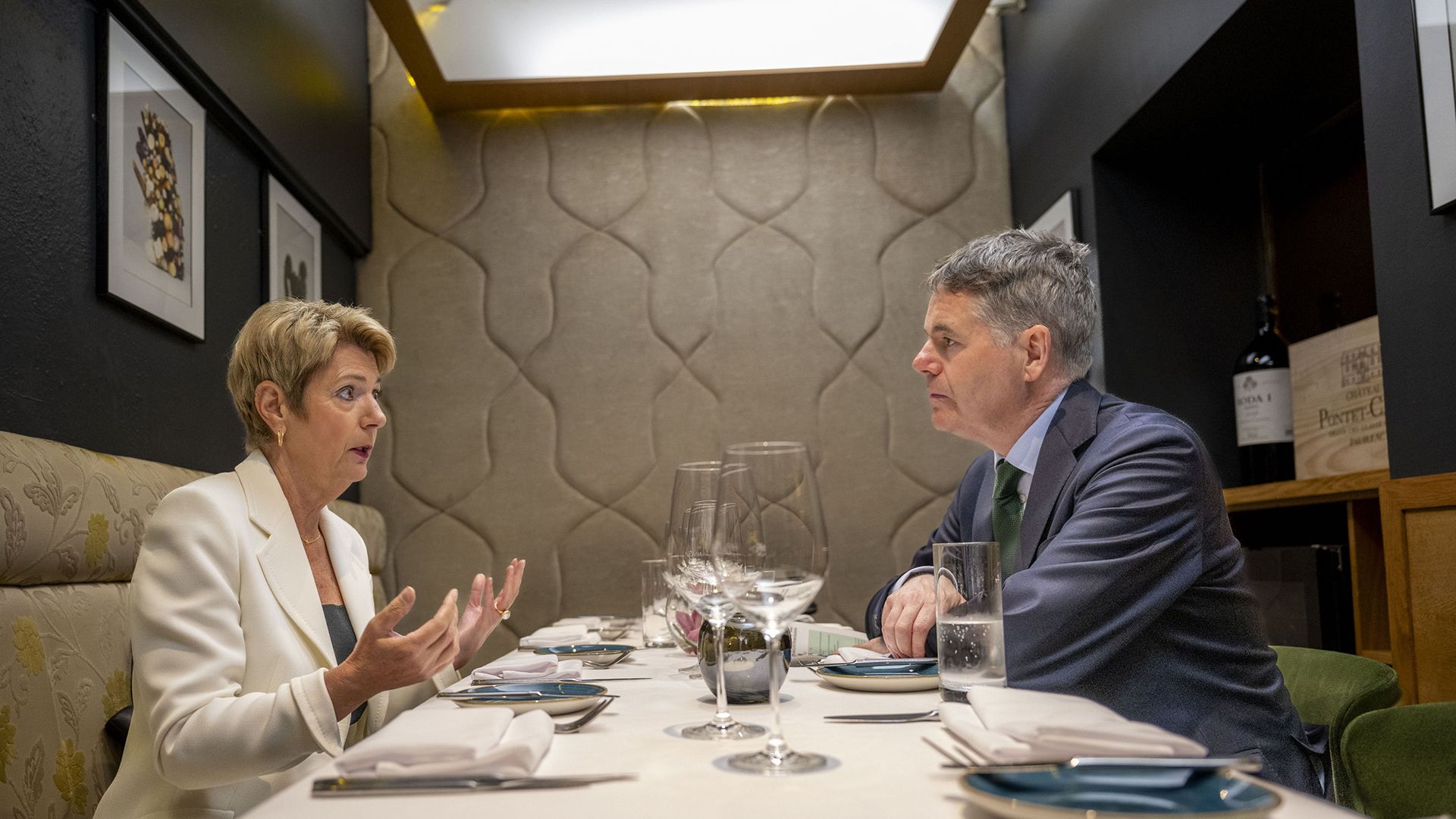 Die Präsidentin der Schweizerischen Eidgenossenschaft Karin Keller-Sutter mit dem irischen Finanzminister Paschal Donohoe