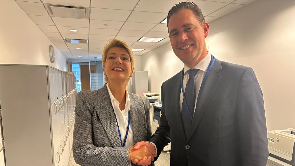 Bundesrätin Karin Keller-Sutter mit dem niederländischen Finanzminister Eelco Heinen bei den Frühjahrstagungen des IWF 2026.