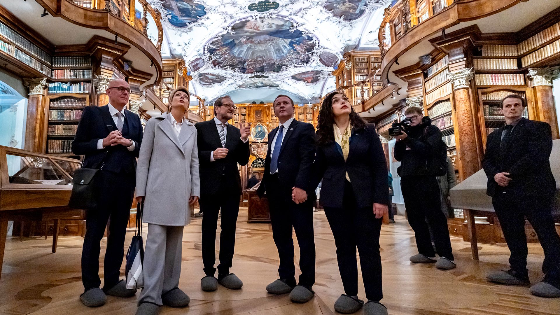 Die Bundespräsidentin Karin Keller-Sutter und die Präsidentin des Kosovo Vjosa Osmani Sadriu zu Besuch in der Stiftsbibliothek St. Gallen
