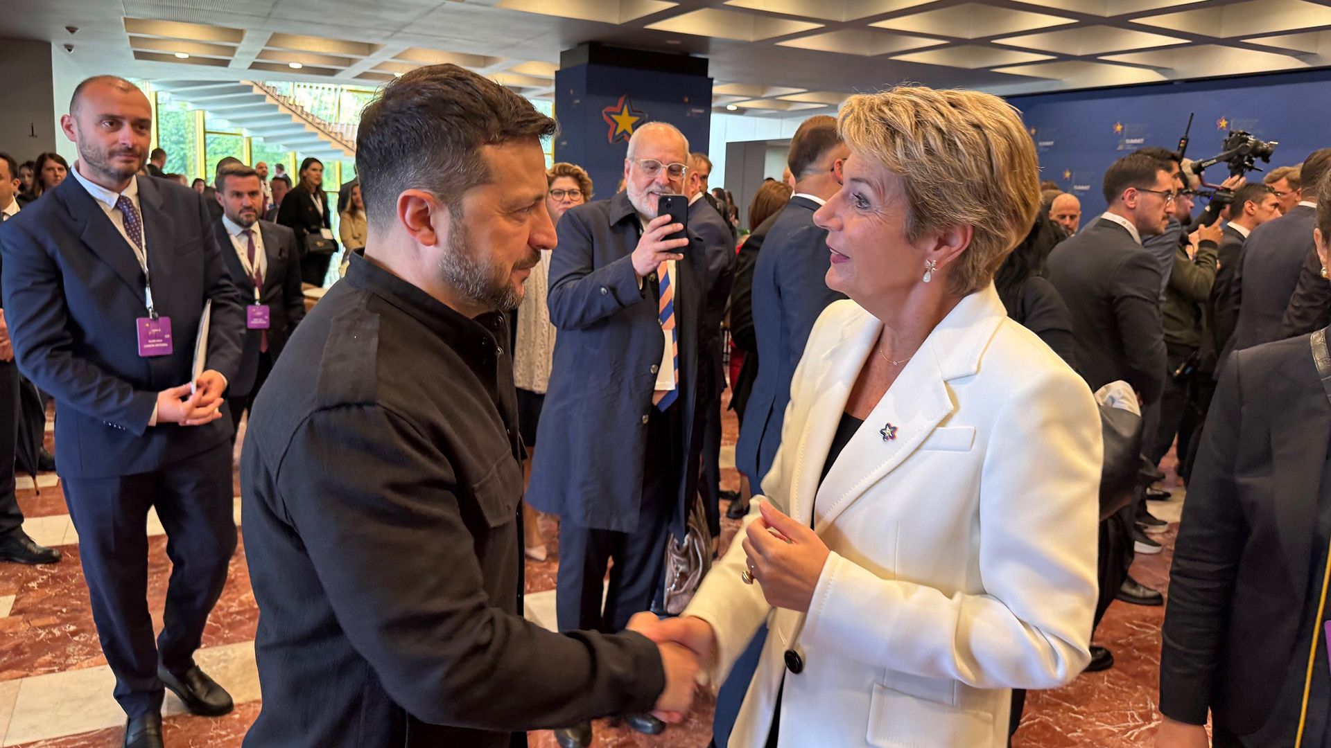 Bundespräsidentin Karin Keller-Sutter trifft Wolodymyr Selenskyj, Präsident der Ukraine, am Gipfeltreffen der Europäischen Politischen Gemeinschaft in Tirana