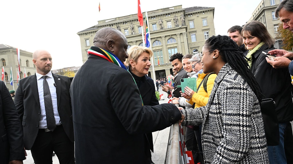 Bundespräsidentin Karin Keller-Sutter mit dem südafrikanischen Präsidenten Cyril Ramaphosa trifft während seines Staatsbesuchs in der Schweiz die Bürger auf dem Bundesplatz.