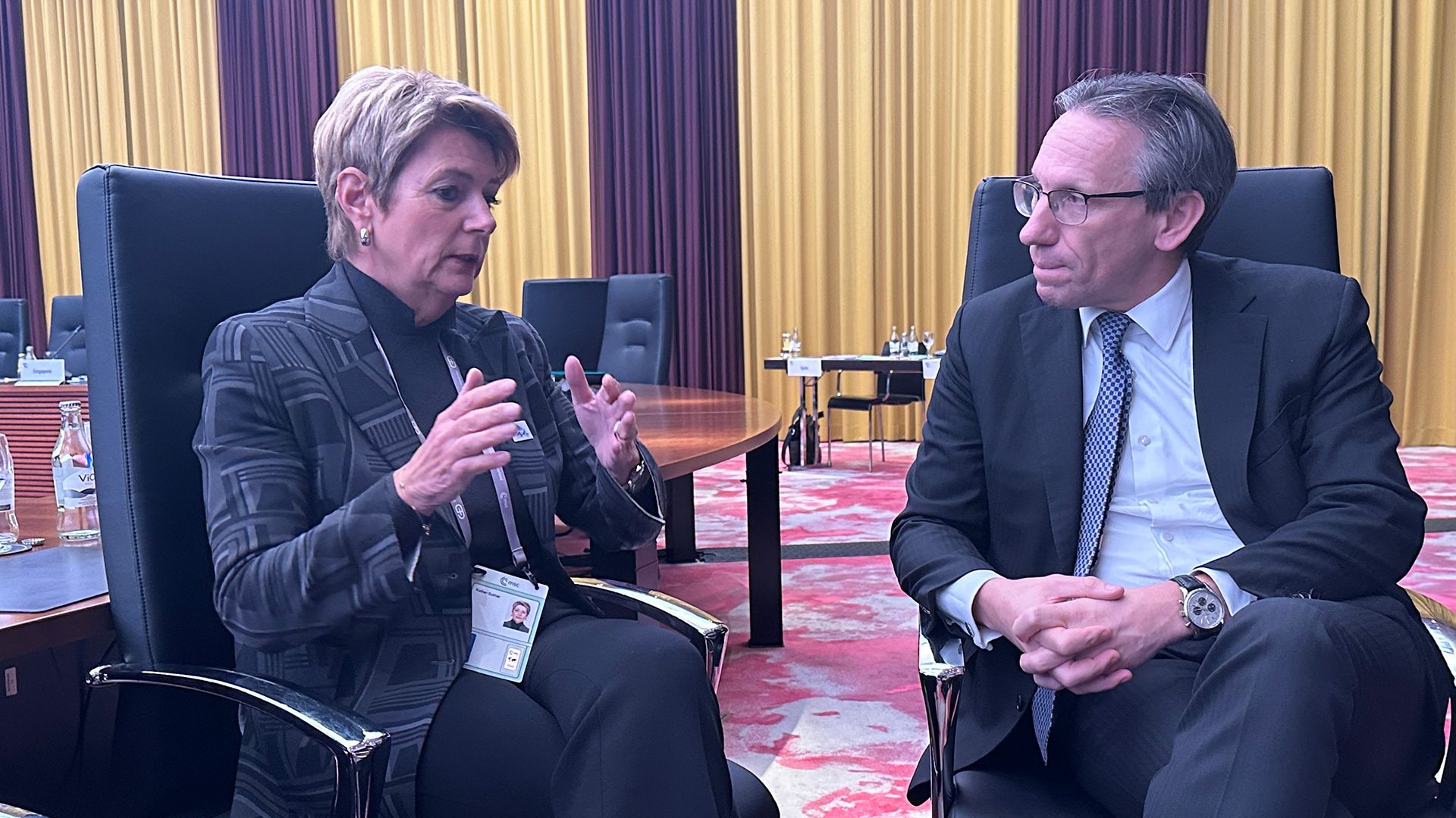 Bundespräsidentin Karin Keller-Sutter mit Jörg Kukies, deutsche Bundesminister der Finanzen, an die "No Money for Terror" Konferenz