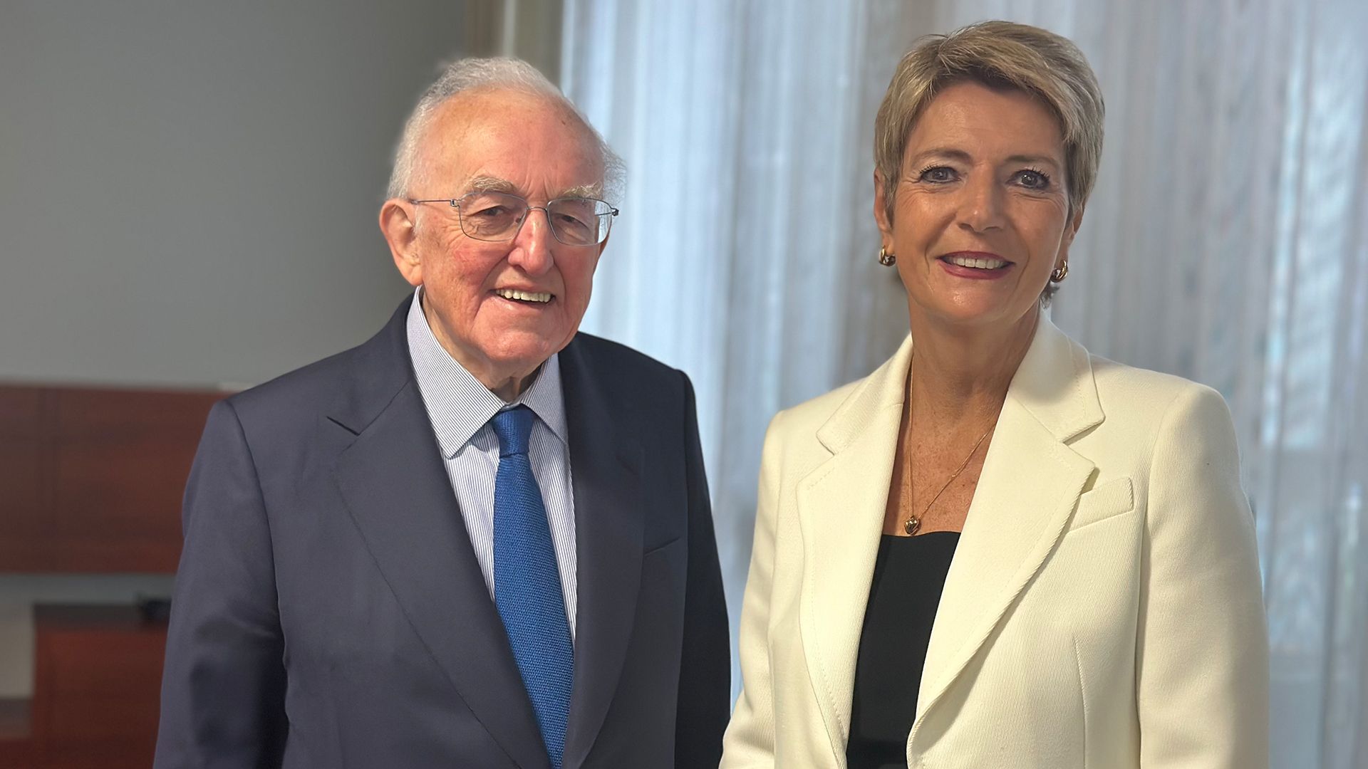 Die Präsidentin der Schweizerischen Eidgenossenschaft Karin Keller-Sutter mit Lord Brian Griffiths of Fforestfach