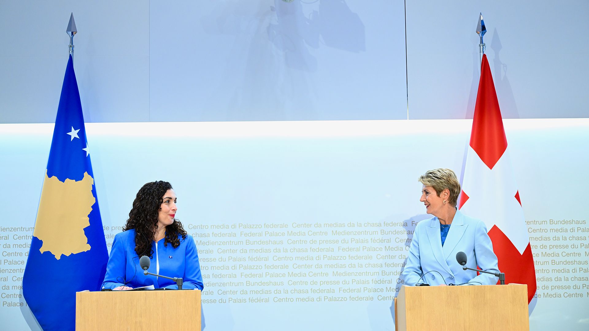 Bundespräsidentin Karin Keller-Sutter und die Präsidentin des Kosovo, Vjosa Osmani Sadriu, bei einer Pressekonferenz