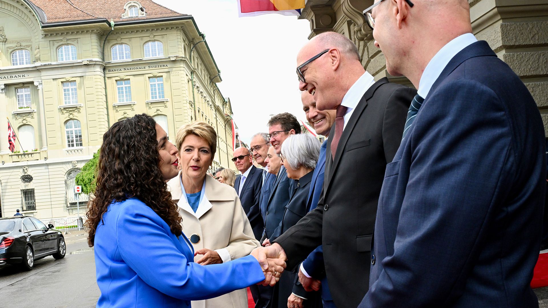 Bundespräsidentin Karin Keller-Sutter mit der Präsidentin des Kosovo, Vjosa Osmani Sadriu, auf dem Bundesplatz