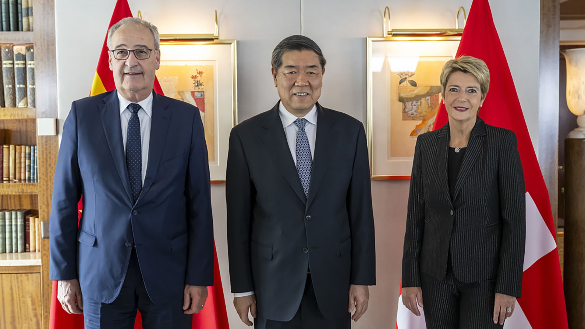 Der Schweizer Wirtschaftsminister Bundesrat Guy Parmelin (links), der chinesische Vizepremier He Lifeng (Mitte) und die Schweizer Bundespräsidentin Karin Keller-Sutter (rechts)