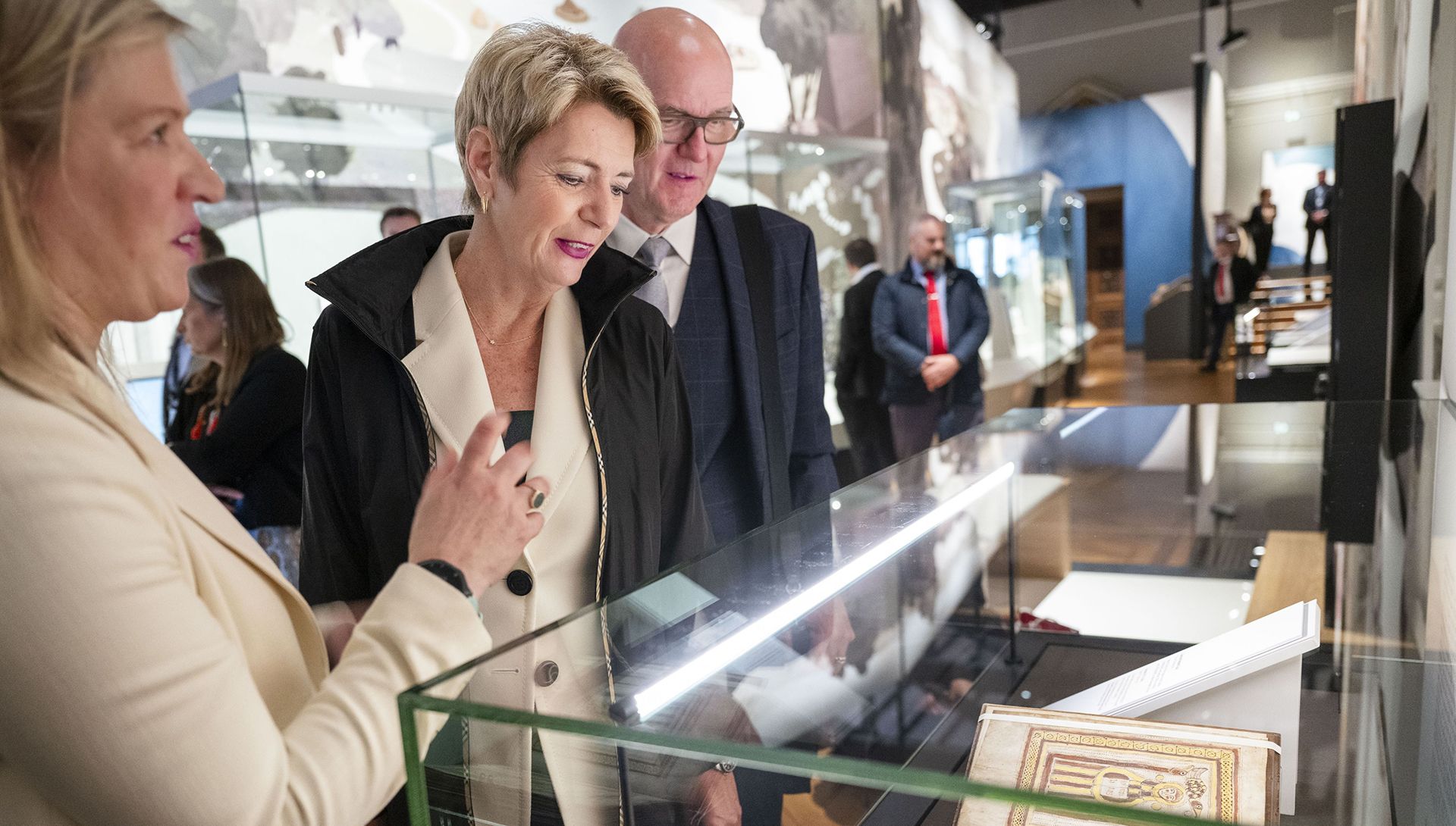 Bundespräsidentin Karin Keller-Sutter eröffnet die Ausstellung «Words on the Wave: Ireland and St. Gallen in Early Medieval Europe» im Nationalmuseum, Dublin.