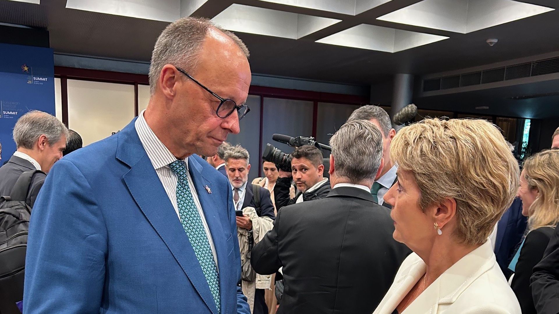 Bundespräsidentin Karin Keller-Sutter trifft Joachim-Friedrich Merz, Bundeskanzler von Deutschland, am Gipfeltreffen der Europäischen Politischen Gemeinschaft in Tirana