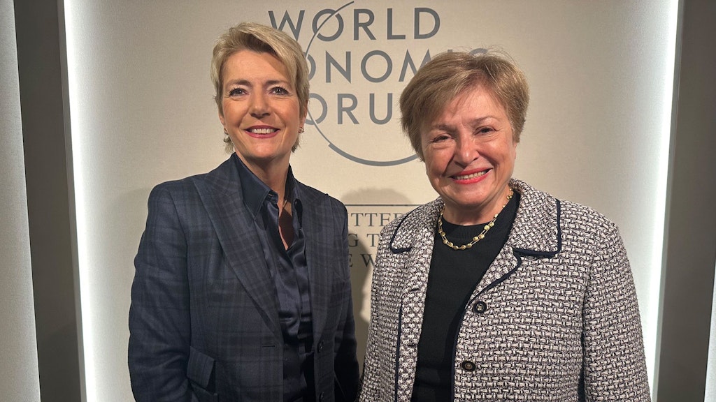 Bundesrätin Karin Keller-Sutter mit der Chefin vom Internationalen Währungsfonds, Kristalina Georgiewa.