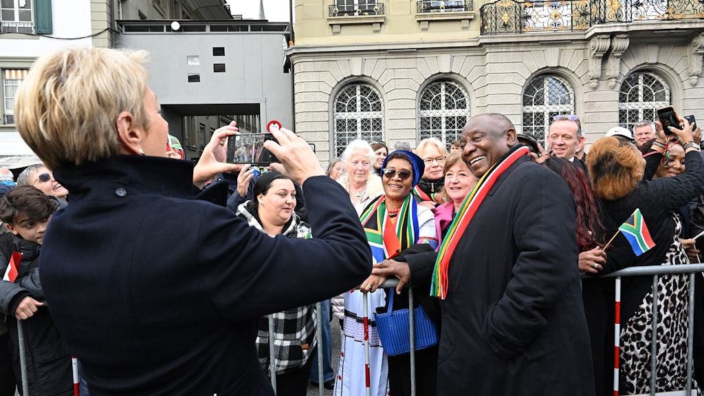 Bundespräsidentin Karin Keller-Sutter mit dem südafrikanischen Präsidenten Cyril Ramaphosa trifft während seines Staatsbesuchs in der Schweiz die Bürger auf dem Bundesplatz.