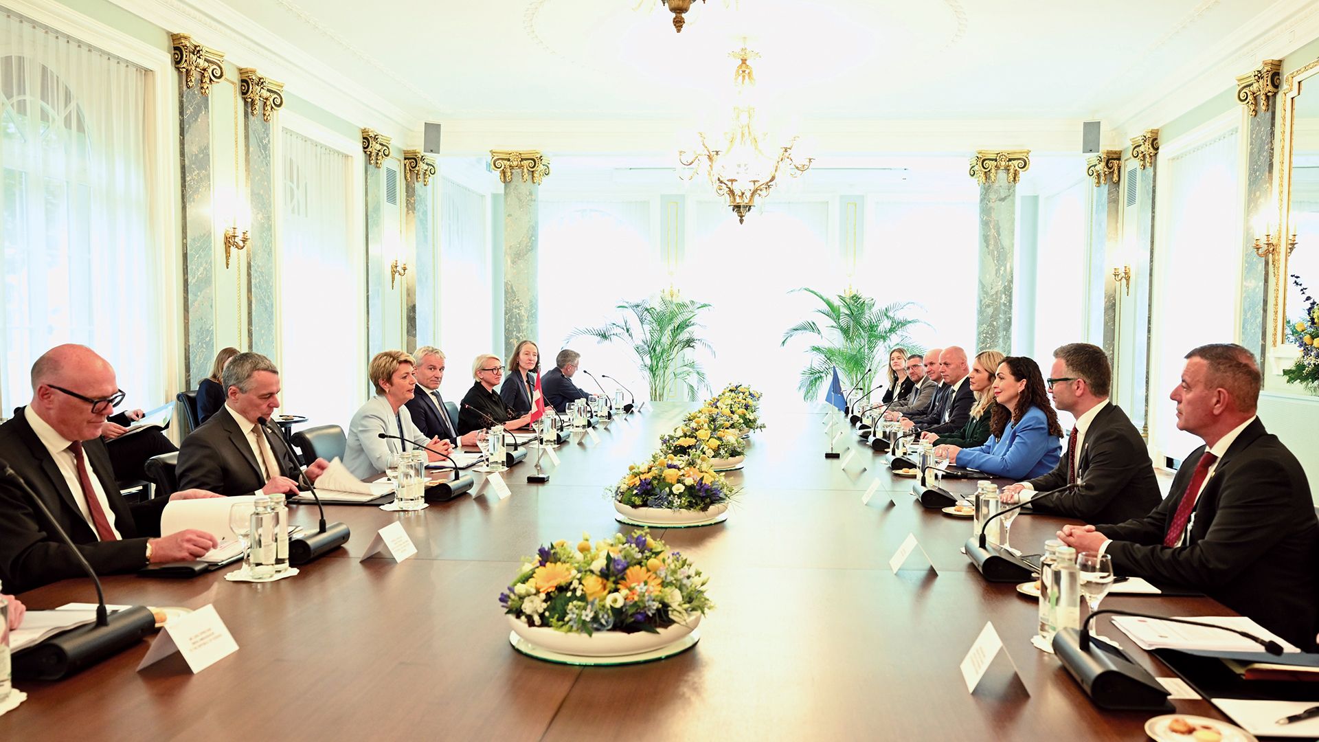 Bundespräsidentin Karin Keller-Sutter im Gespräch mit der Präsidentin des Kosovo, Vjosa Osmani Sadriu