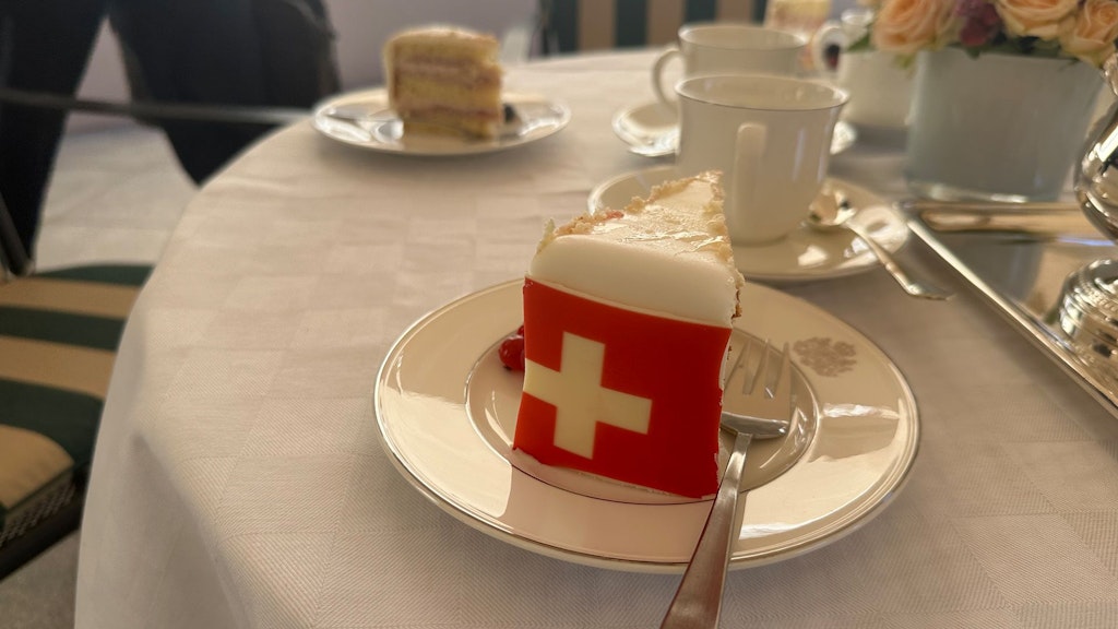 Kuchenstück mit Schweizer Flagge