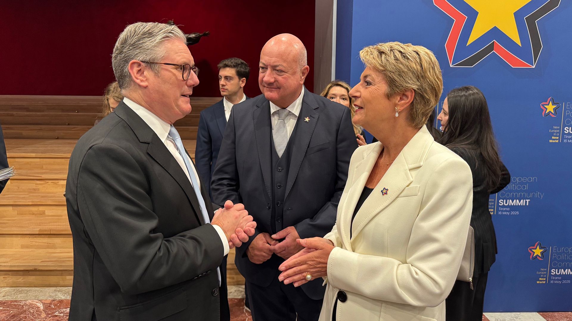 Bundespräsidentin Karin Keller-Sutter trifft Keir Starmer, Premierminister des Vereinigten Königreichs, am Gipfeltreffen der Europäischen Politischen Gemeinschaft in Tirana