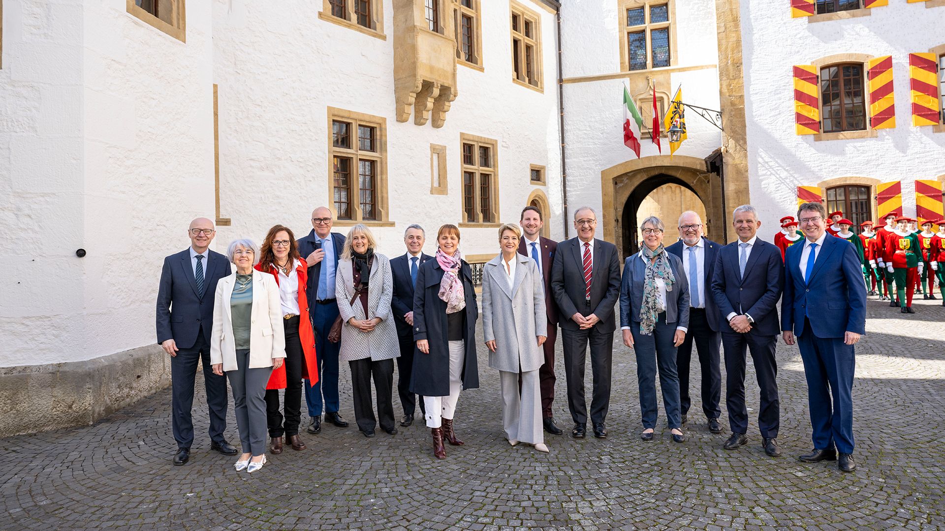 Gruppenfoto mit den kantonalen und kommunalen Behörden von Neuenburg