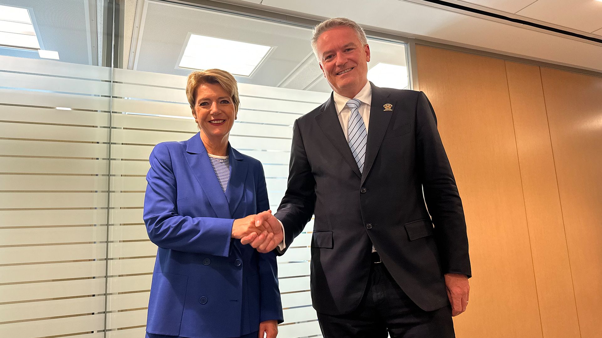 Bundesrätin Karin Keller-Sutter mit Mathias Cormann, Generalsekretär der OECD