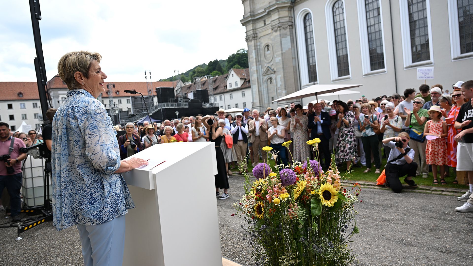 Bundespräsidentin Karin Keller-Sutter trifft die Bevölkerung in St. Gallen