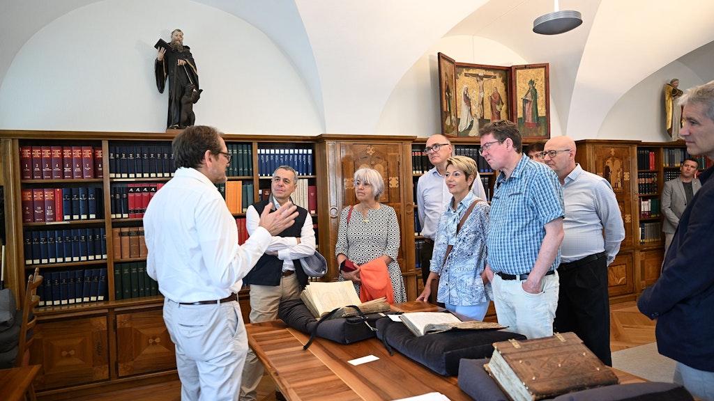 Der Bundesrat besucht die Stiftsbibliothek in St. Gallen.