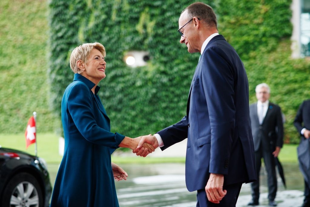 Der deutsche Bundeskanzler Friedrich Merz empfängt die Schweizer Bundespräsidentin Karin Keller-Sutter mit militärischen Ehren.