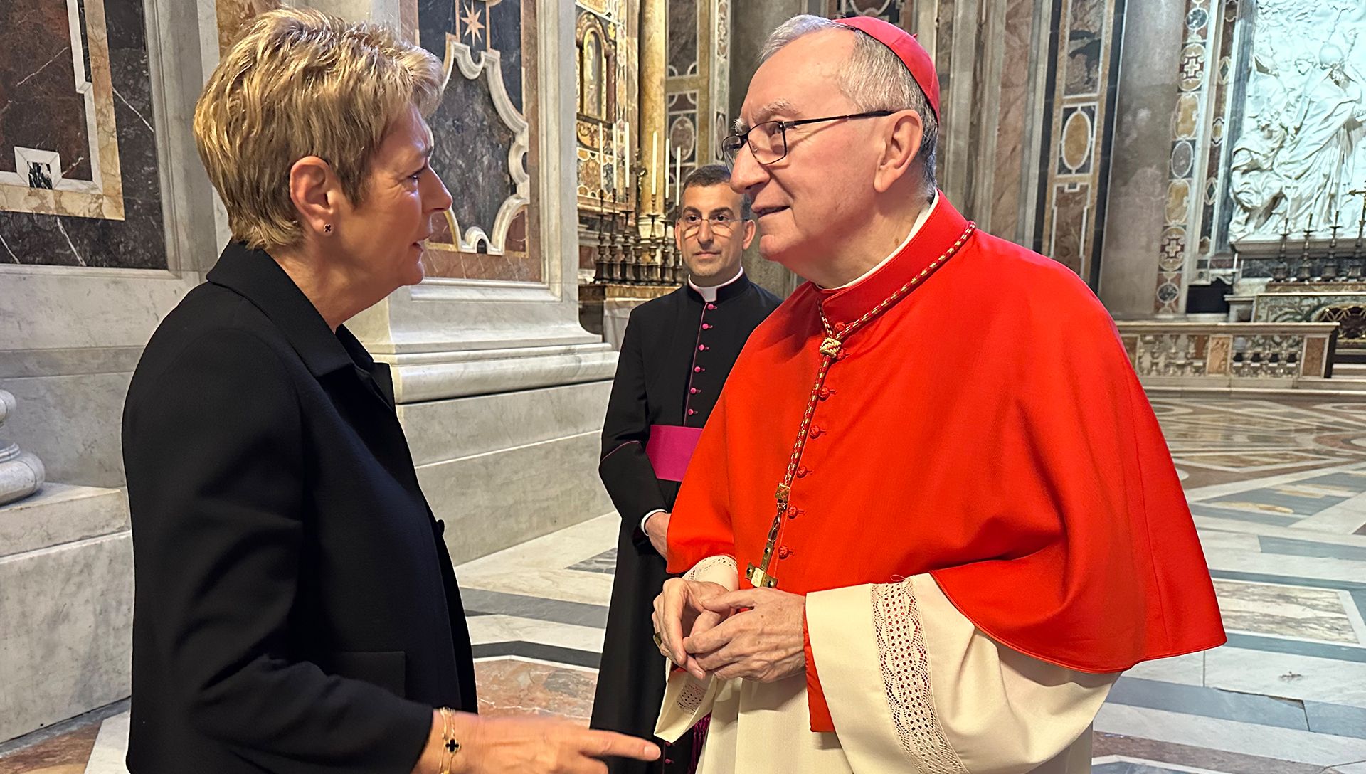 Die Bundespräsidentin Karin Keller-Sutter mit dem Staatssekretär des Heiligen Stuhls, Kardinal Pietro Parolin
