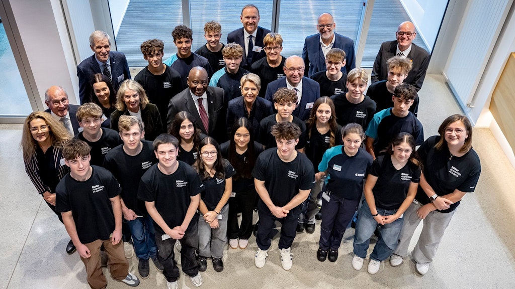 Swiss President Karin Keller-Sutter and South African President Cyril Ramaphosa visiting a vocational school in Uzwil.