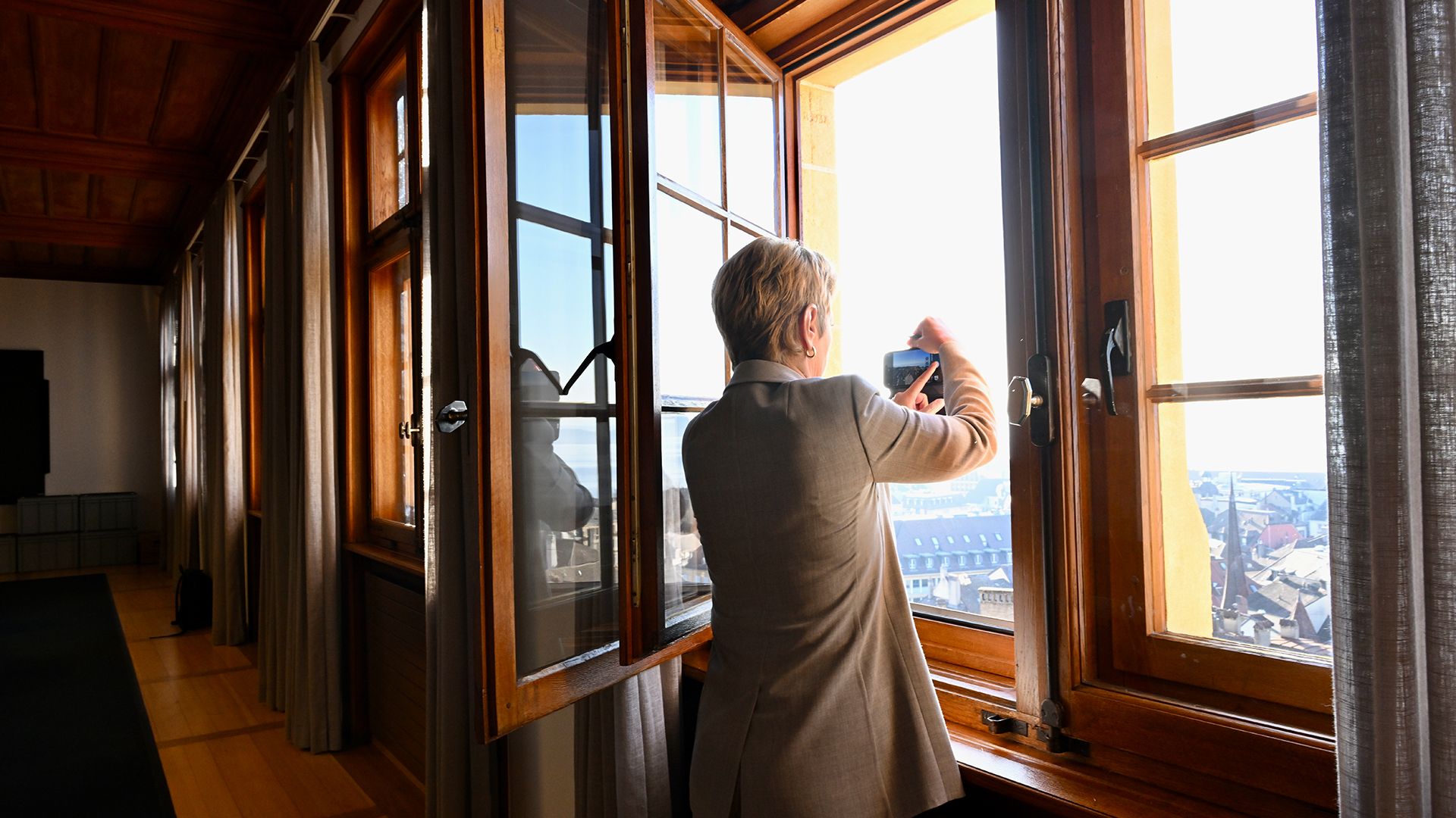 The President of the Swiss Confederation takes a photo of the view from the meeting room