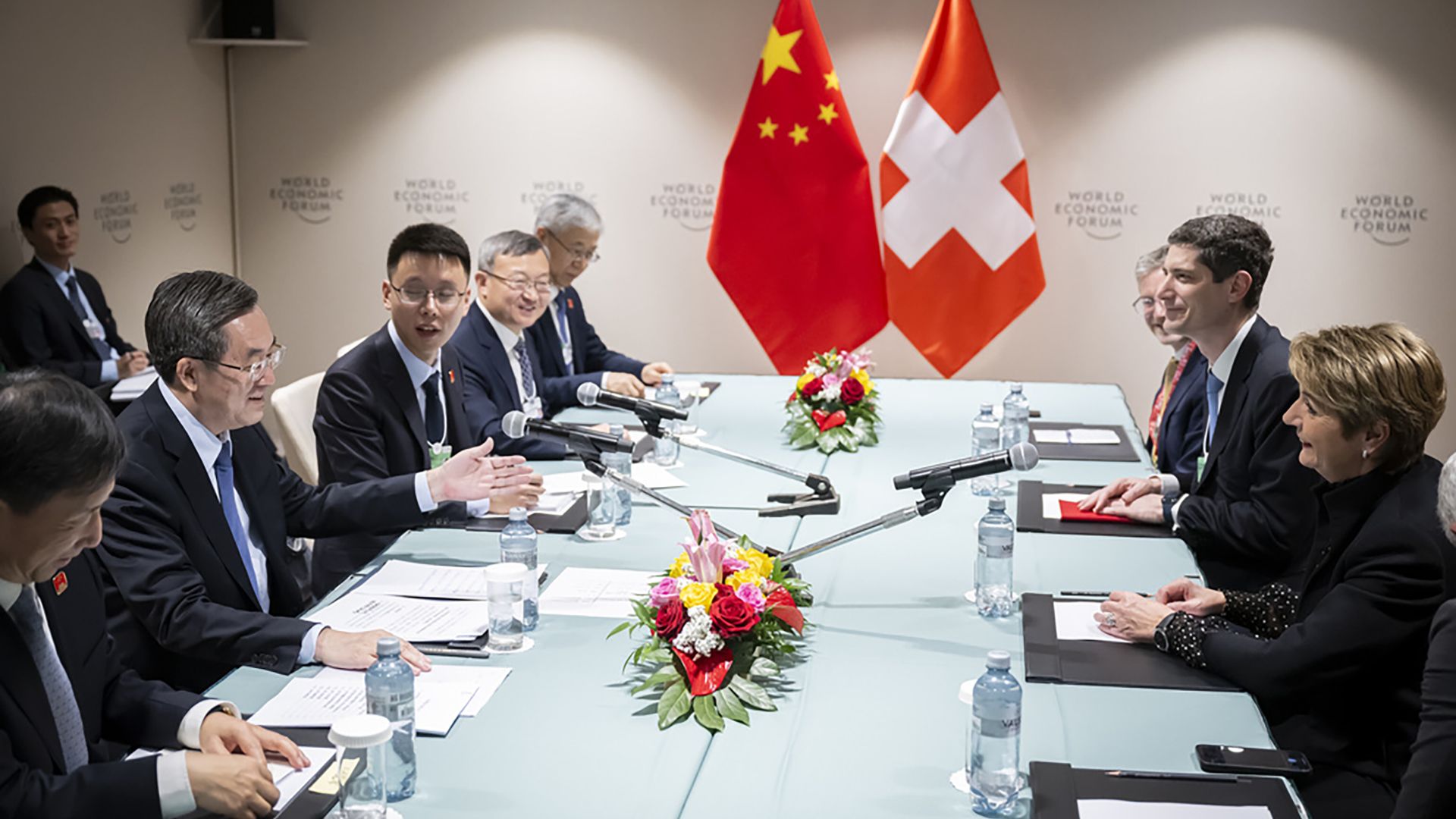 Ding Xuexiang, Vice-Premier of the People's Republic of China, 2. left, talks with Swiss Federal President Karin Keller-Sutter, right, after a bilateral meeting on the sideline of the 55th annual meeting of the World Economic Forum, WEF, in Davos