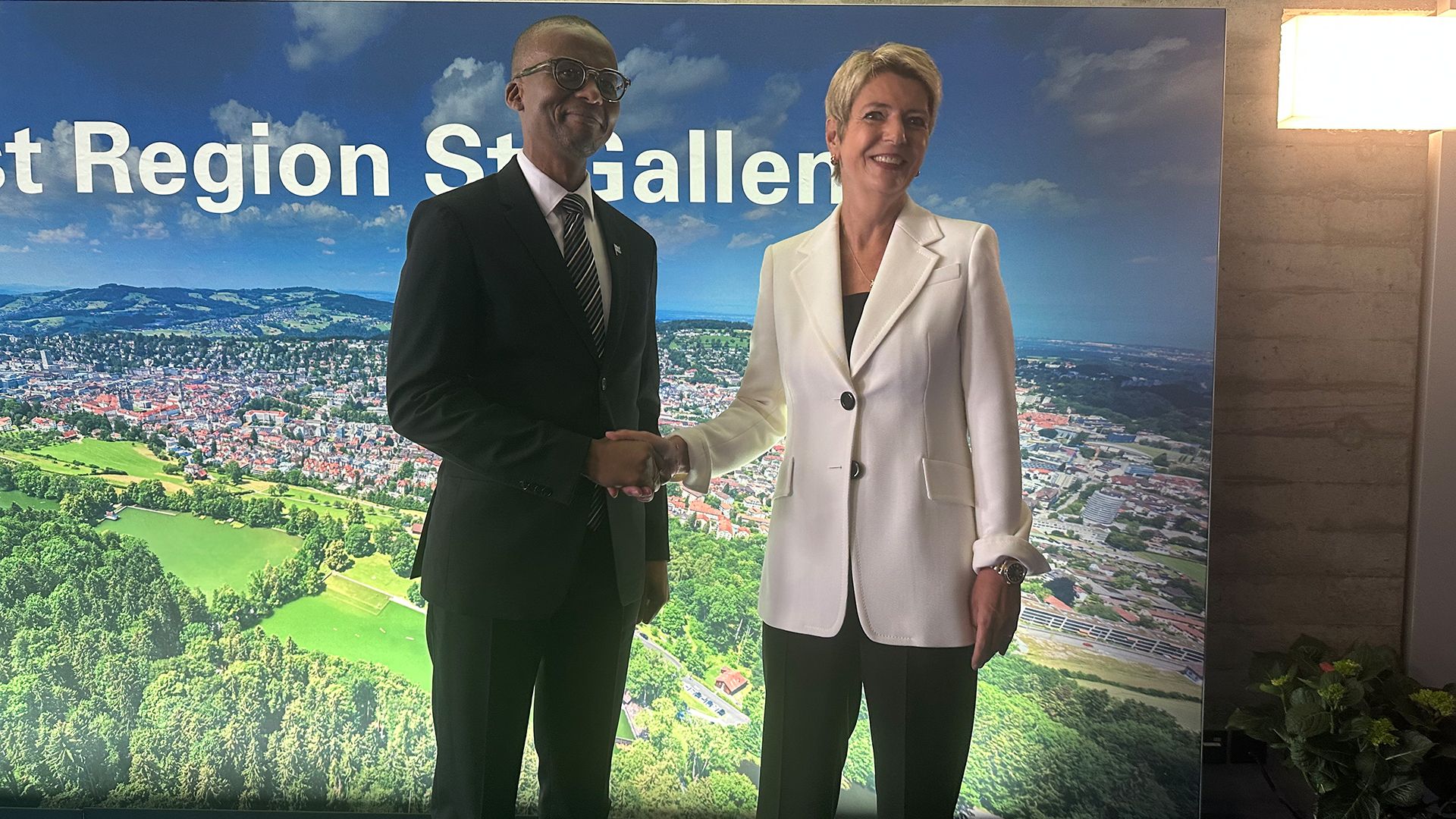 Swiss President Karin Keller-Sutter with Botswana's Deputy President and Minister of Finance Ndaba Nkosinathi Gaolathe