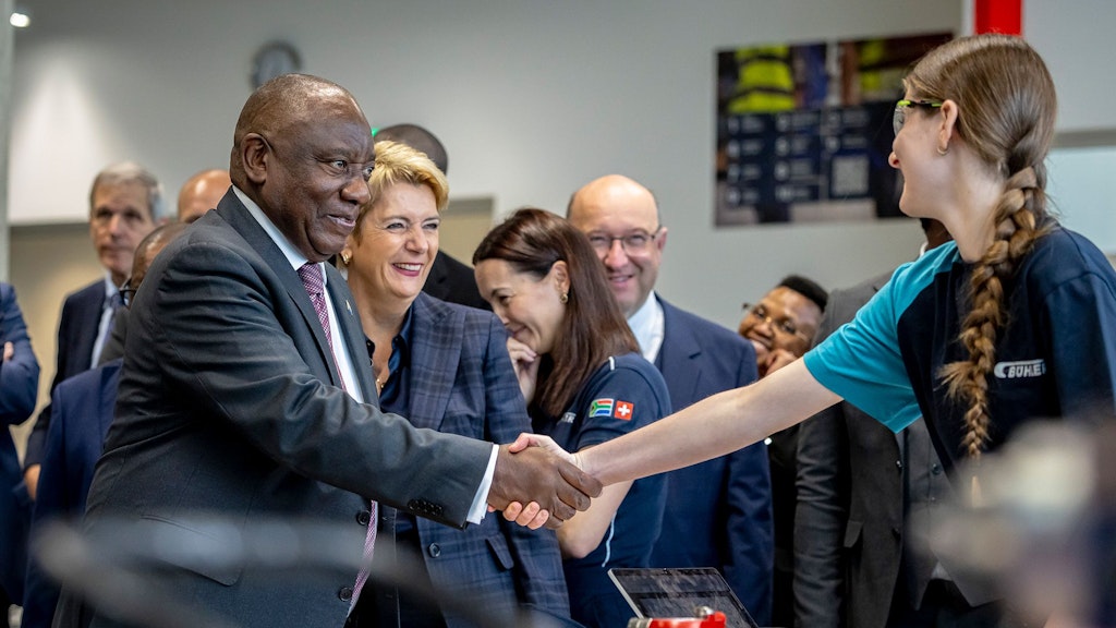 Swiss President Karin Keller-Sutter and South African President Cyril Ramaphosa visiting a vocational school in Uzwil.