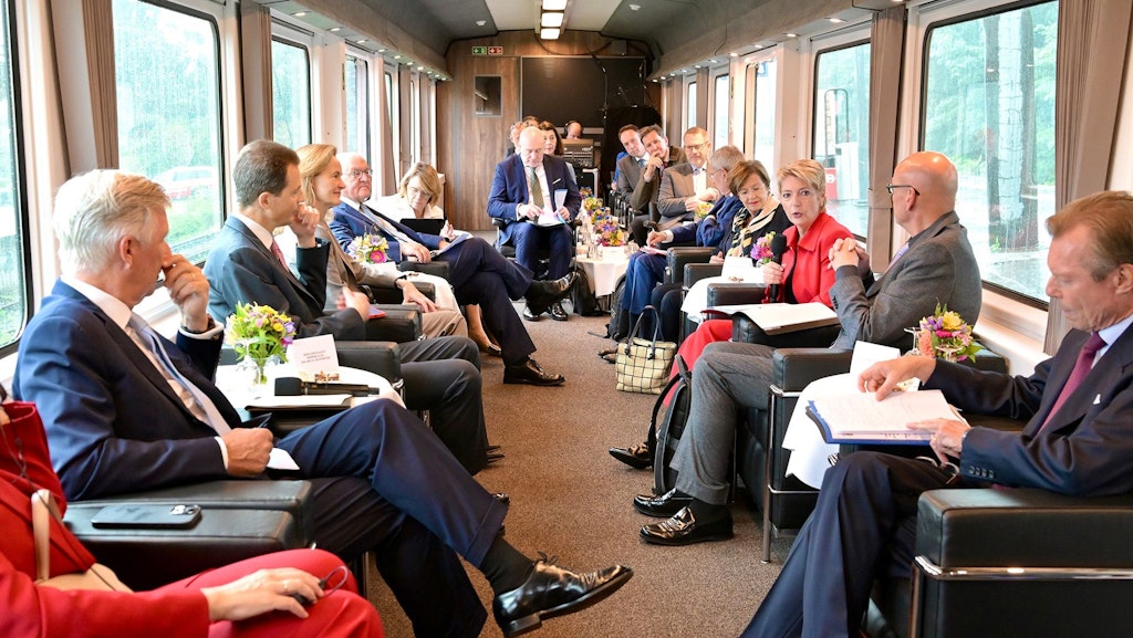Swiss President Karin Keller-Sutter with the heads of state of German-speaking countries on the train to St. Gallen