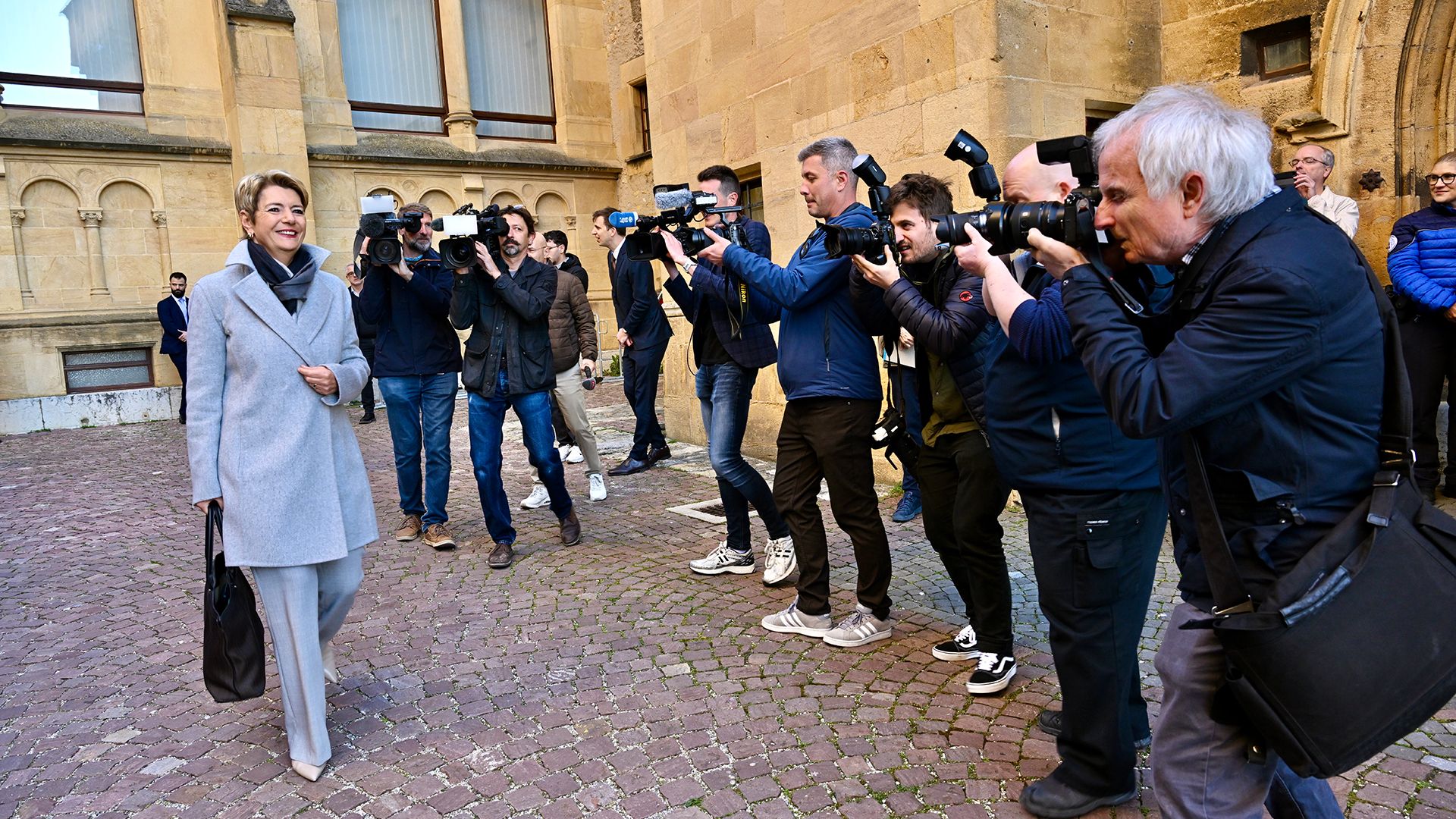 The President of the Swiss Confederation is welcomed by photographers and journalists in Neuchâtel