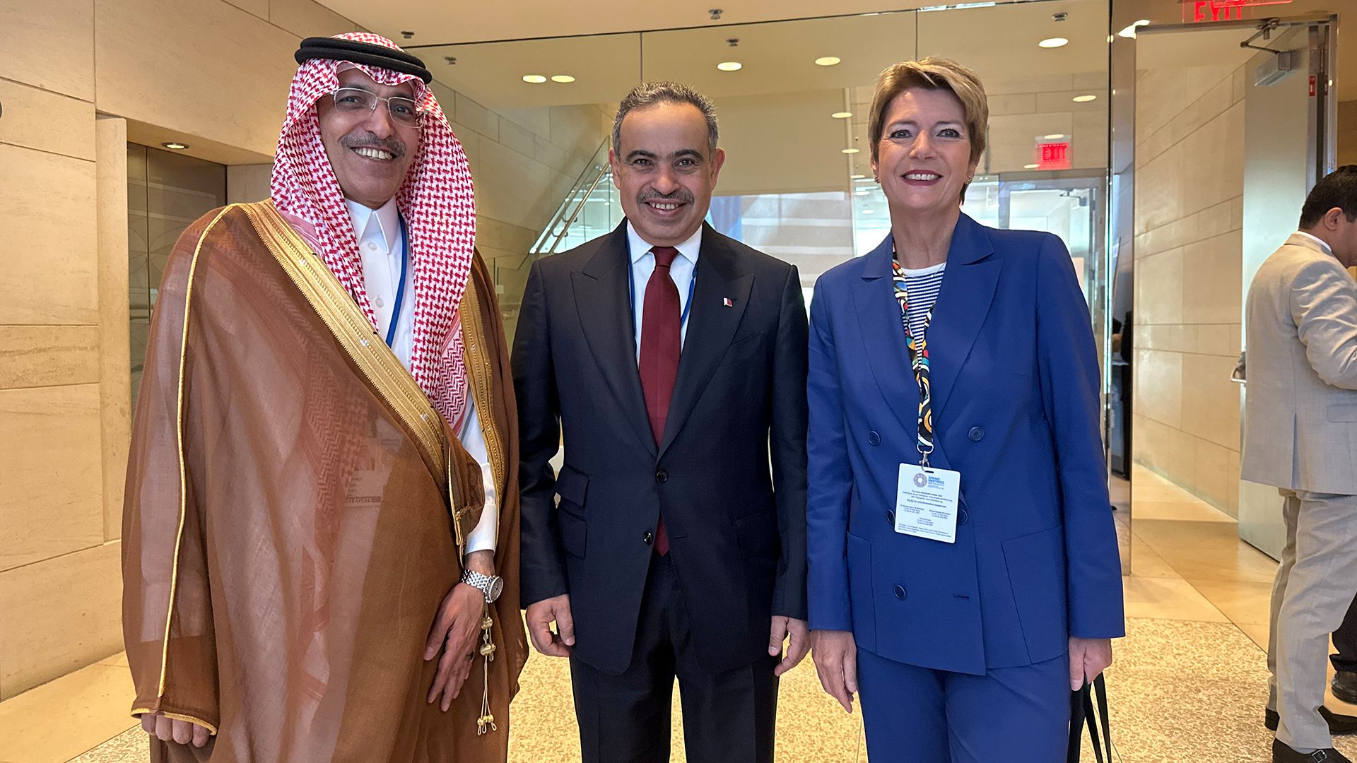 Federal Councillor Karin Keller-Sutter with Mohammed bin Abdullah Al Jadaan, Minister of Finance of the Kingdom of Saudi Arabia, and Ali bin Ahmed Al Kuwari, Minister of Finance of Qatar.