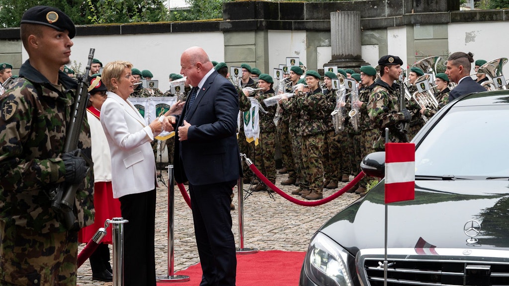 Swiss President Karin Keller Sutter welcomes Austrian Chancellor Christian Stocker.