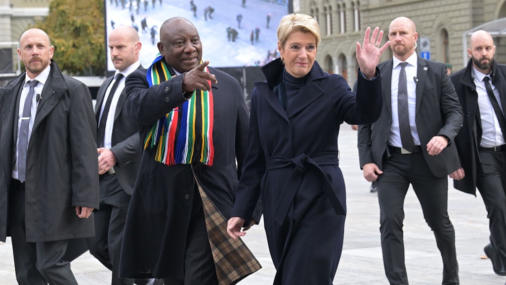 The President of the Confederation, Karin Keller-Sutter, with the President of South Africa, Cyril Ramaphosa, meets citizens on the Federal Square during his state visit to Switzerland.