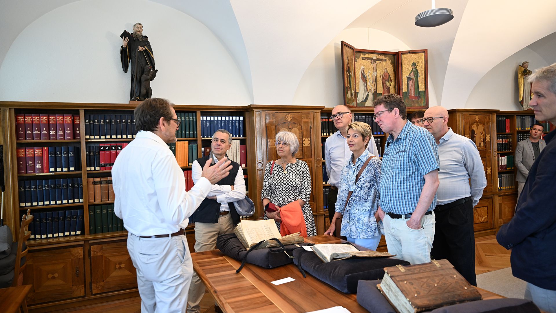 The Federal Council visits the Abbey Library in St. Gallen.