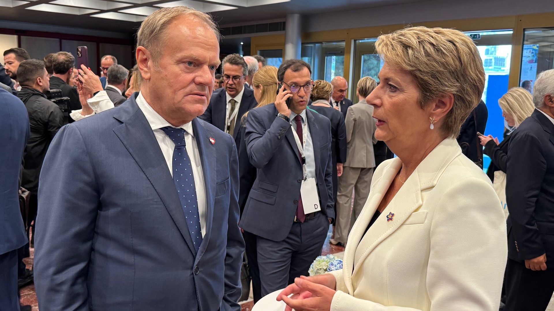 La présidente de la Confédération Karin Keller-Sutter rencontre Donald Tusk, président du Conseil de la Pologne, lors du sommet de la Communauté politique européenne à Tirana.