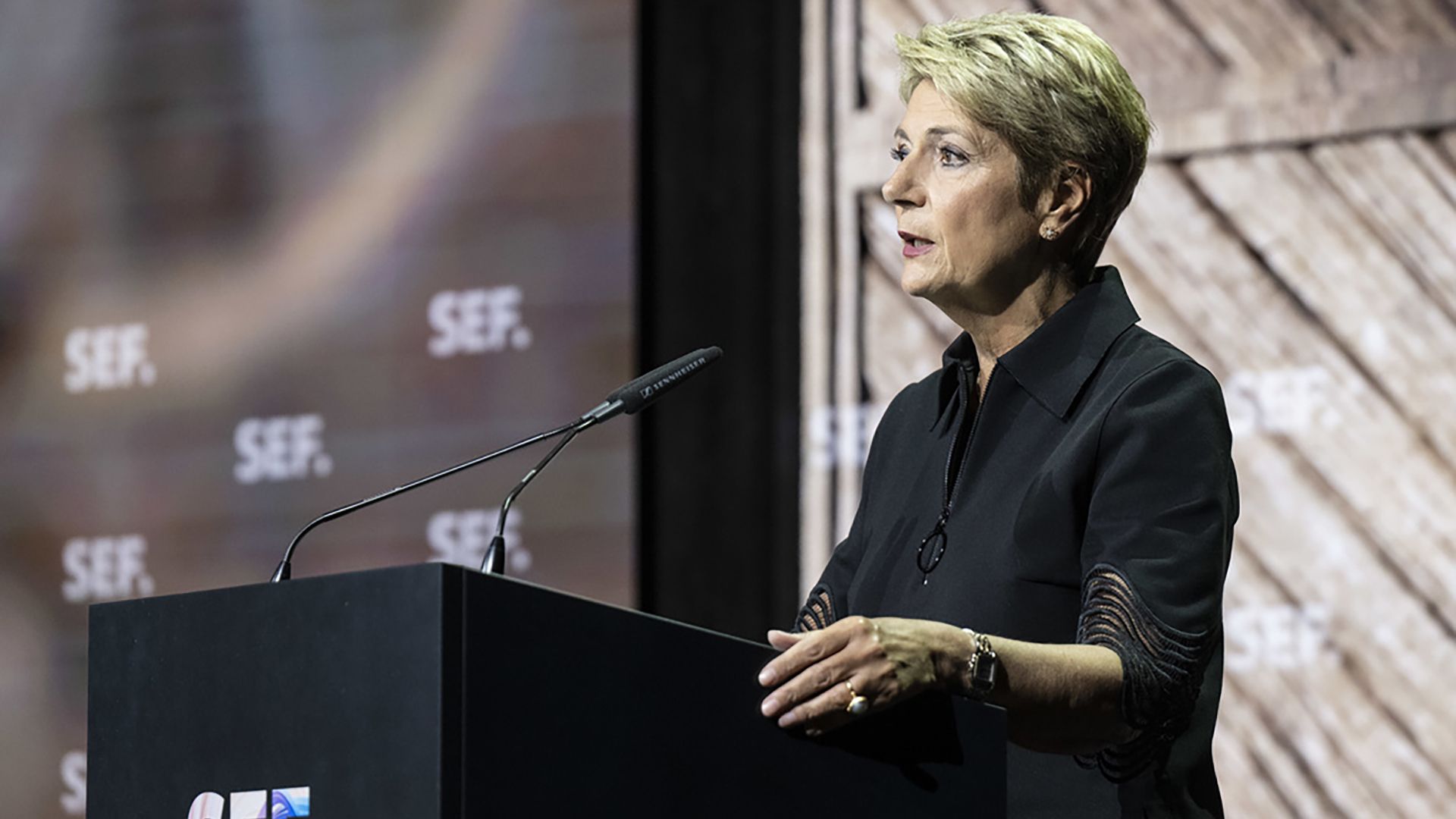 La présidente de la Confédération Karin Keller-Sutter s'exprime lors de l'ouverture du Swiss Economic Forum