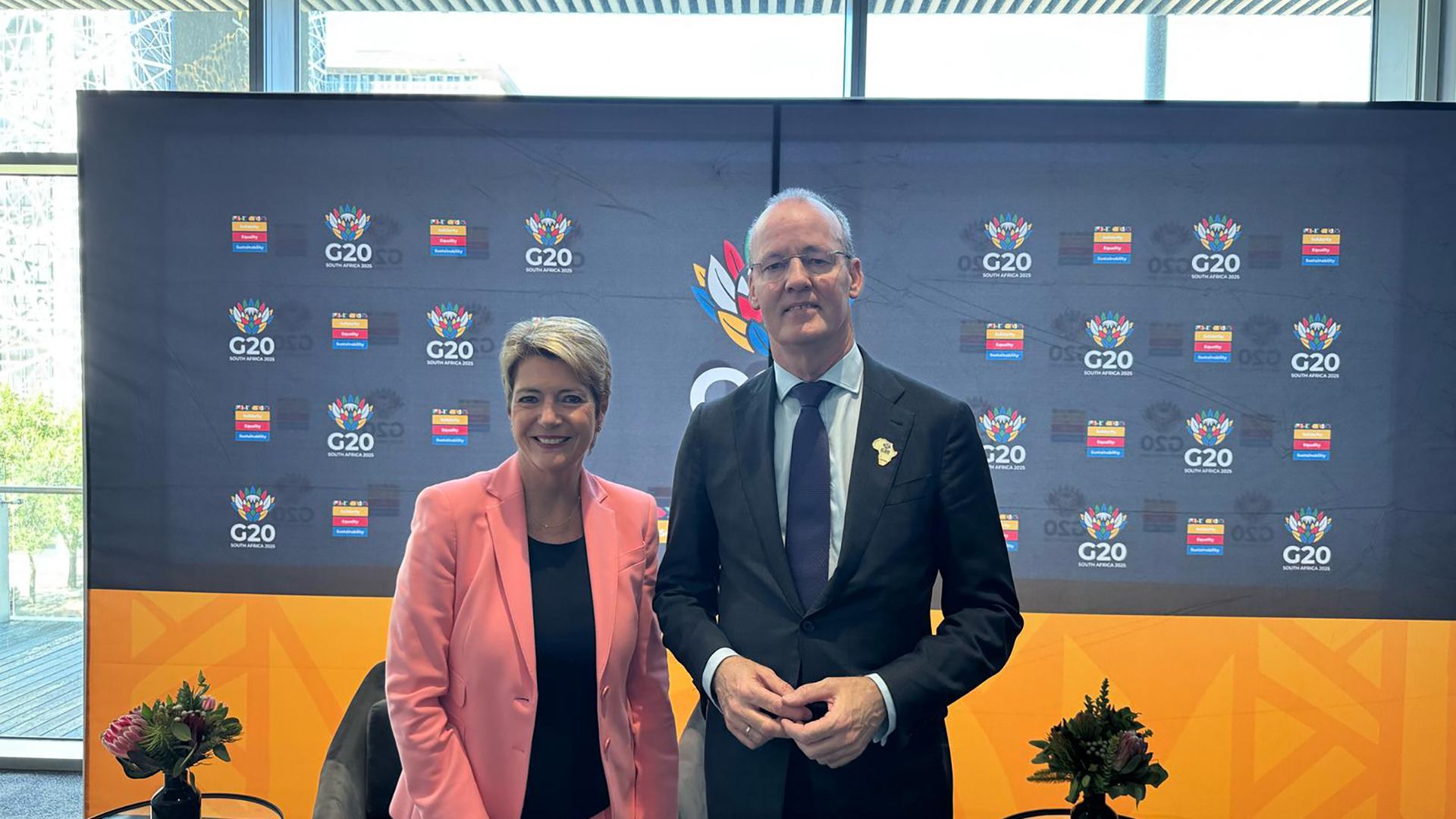 La conseillère fédérale Karin Keller-Sutter avec Klaas Knot, président du Conseil de stabilité financière