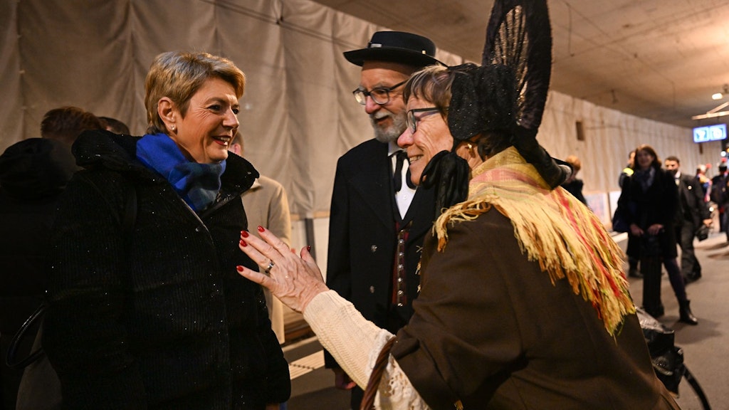 Une touche de folklore en attendant le départ du train spécial vers les festivités en honneur de la présidente de la Confédération Karin Keller-Sutter à Wil (SG).