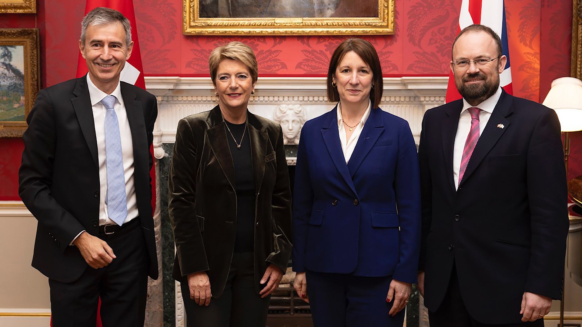 Karin Keller-Sutter avec le staff de l’Échiquier britannique