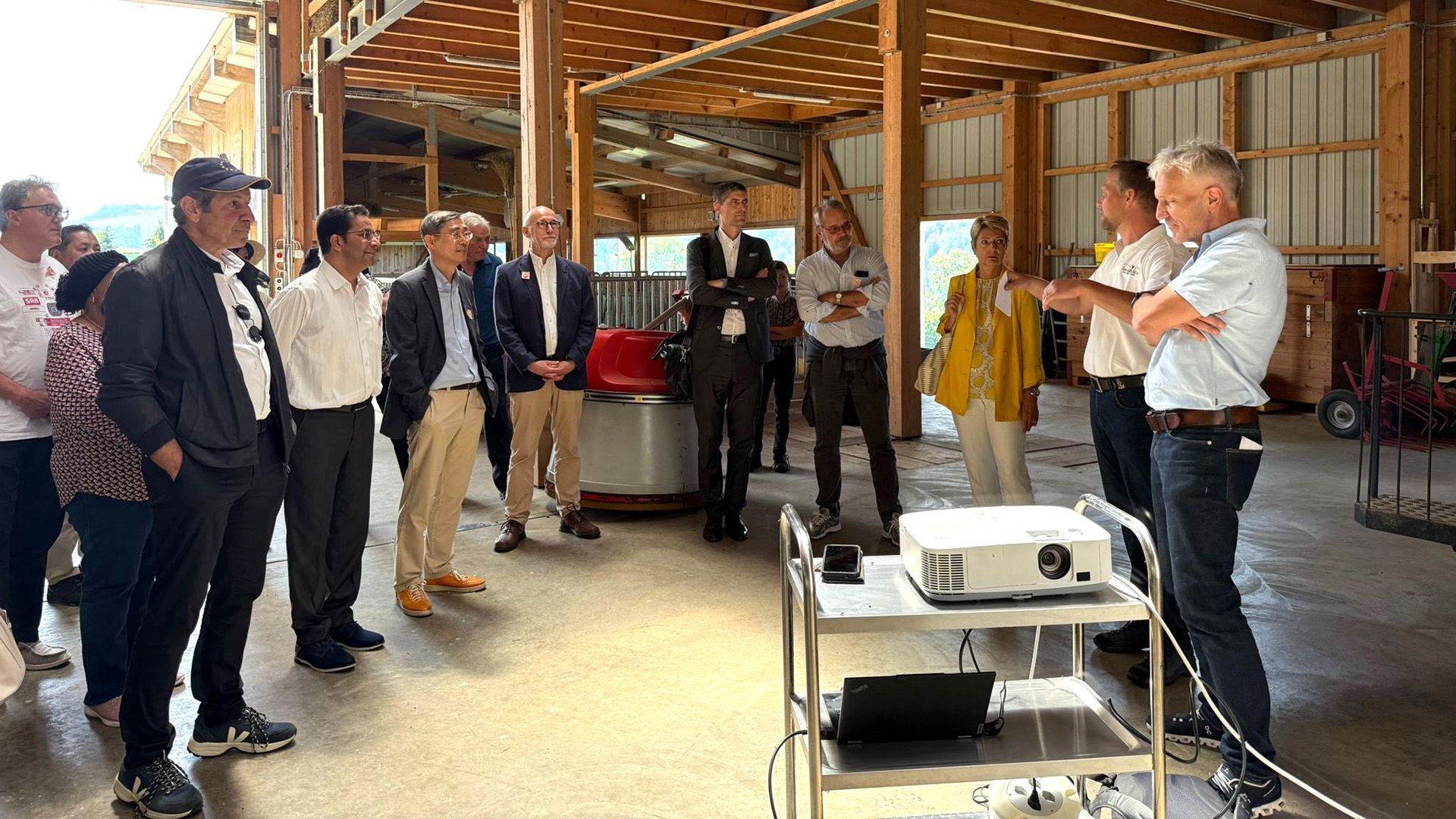 La présidente de la Confédération Karin Keller-Sutter avec le corps diplomatique dans l'Entlebuch