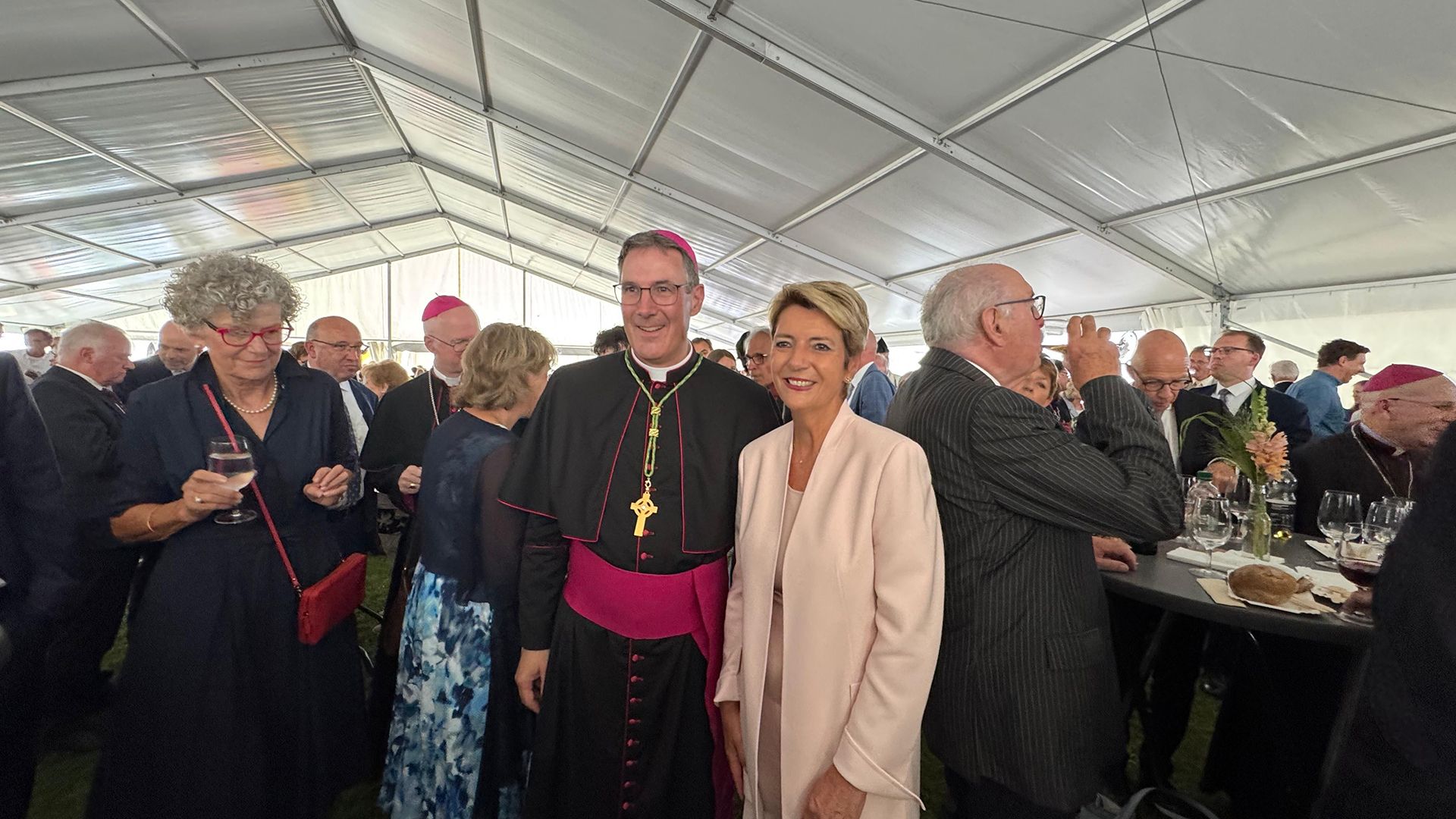 Le nouvel évêque de Saint-Gall, Beat Groegli, en compagnie de la présidente de la Confédération, Karin Keller-Sutter