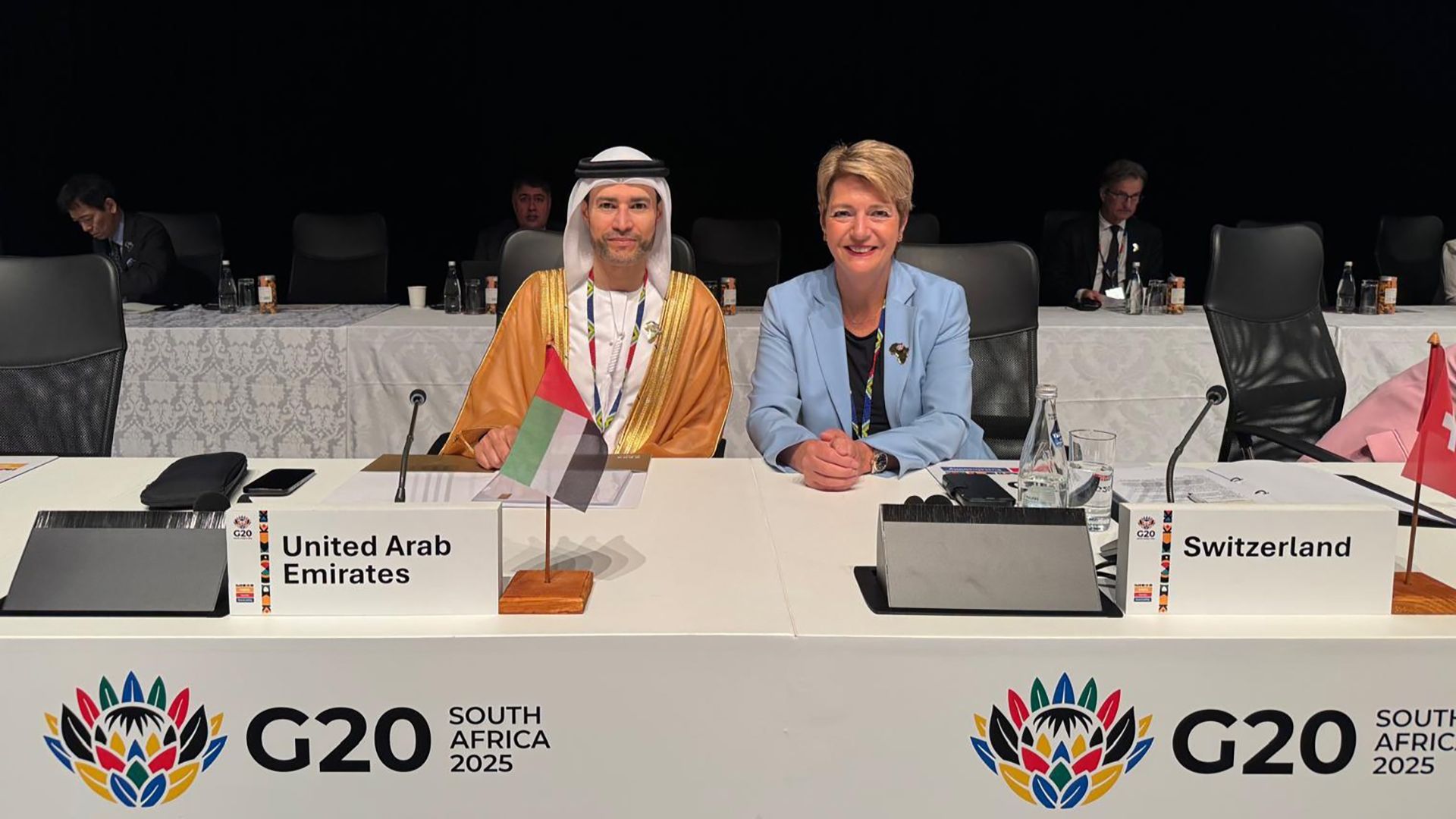 La conseillère fédérale Karin Keller-Sutter avec Mohamed bin Hadi Al Hussaini, ministre d'État des Finances des Émirats arabes unis