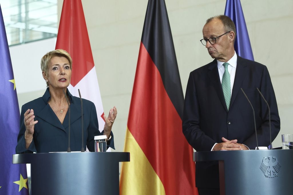 La présidente suisse Karin Keller-Sutter, à gauche, et le chancelier allemand Friedrich Merz assistent à une conférence de presse.