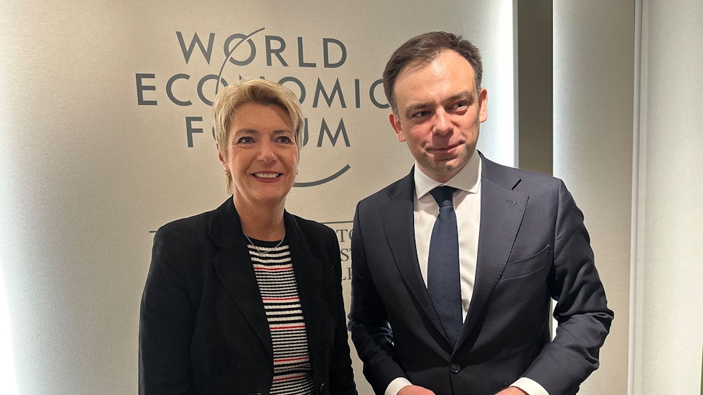 La conseillère fédérale Karin Keller-Sutter avec Andrzej Domański, le ministre des Finances polonais.