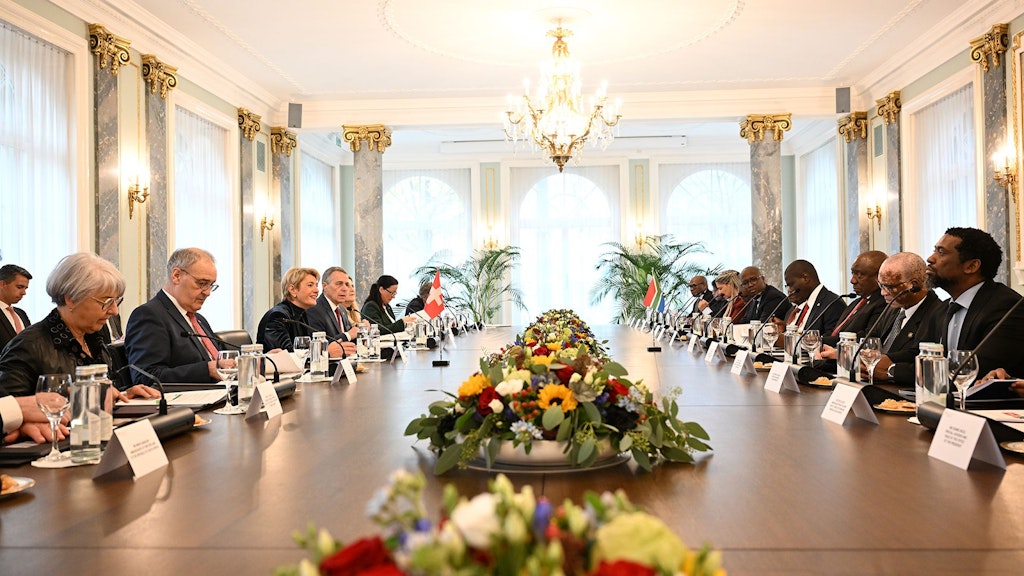 La présidente de la Confédération Karin Keller-Sutter préside la rencontre entre la délégation suisse et celle de l'Afrique du Sud.